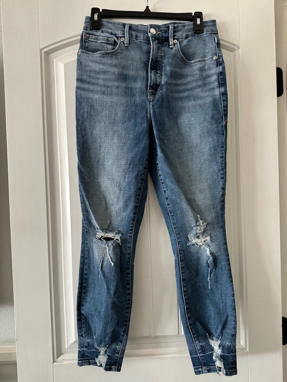 Good American Distressed Skinny Jeans in Medium Blue